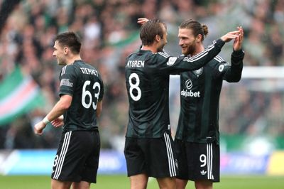 Kasper Høgh (til højre) jubler med sin holdkammerat Benjamin Nygren, efter at han har scoret for Celtic.