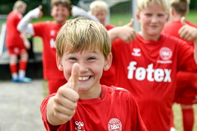 Arrangørerne af DBU's fodboldskole i Mønsted kan berette om en problemfri uge med glade og velopdragne børn.