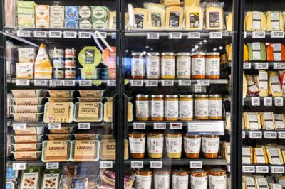 Lavere fødevarepriser har været med til at få inflationen i Danmark til at falde i juli. På billedet ses færdigretter i supermarkedet Alma på Frederiksberg i København.