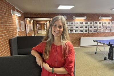 Heidi Haahr Leander var blandt de første elever på den nye Kildebakkeskolen i Vildbjerg. I dag er hun lærer samme sted. Undervejs er flere tidligere klassekammerater blevet forældre til nogle af de elever, hun underviser
