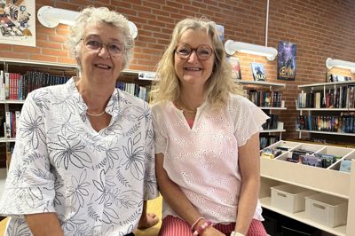 Lisbeth Morsing til højre og Birgitte Haahr Høj har haft et langt arbejdsliv sammen. Det har skabt et væld af minder, oplevelser, grin og gode stunder. Der knytter sig mange historier til årene på skolen, til hverdagen, kollegerne og ikke mindst de mange børn og unge, som har været en del af deres arbejdsliv.