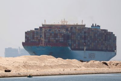 Rederiet Mærsk omlægger endnu en rute til at gå via Suez-kanalan. På billedet ses et af selskabets skibe passere kanalen i 2021.