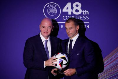 Uefa-præsident Aleksander Ceferin, der ses til højre for Fifas præsident, Gianni Infantino, leder angiveligt dialogen om at skabe turneringer som alternativer til Fifas turneringer.