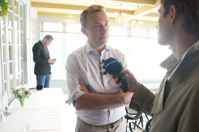 DF-formand Morten Messerschmidt har fået en del kritik for en rundvisning på Christiansborg. Han måtte også svare på spørgsmål om episoden i forbindelse med DF's sommergruppemøde på Hjerting Badehotel mandag.