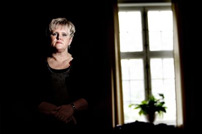 I begyndelsen af 1990'erne var Faderhuset kendt for sit sociale arbejde blandt marginaliserede grupper. Men i 1998 indførtes der ifølge Danmarks Nationalleksikon en radikal ændring af ledelsesstil og teologi, da Ruth Evensen overtog ledelsen.