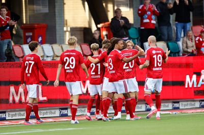 SIF-spillerne jubler efter Callum McCowatts scoring kort inde i anden halvleg.