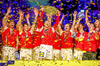 Triumfen var total, da Magnus Landin, Emil Jakobsen, Mathias Gidsel, Johan Hansen, Niclas Kirkeløkke, Lukas Jørgensen, Simon Hald og alle de andre søndag 1. februar nedlagde Tyskland i finalen ved EM og dermed samlede både EM-guld, VM-guld og OL-guld i Danmark. Nu vender holdet tilbage til Boxen.