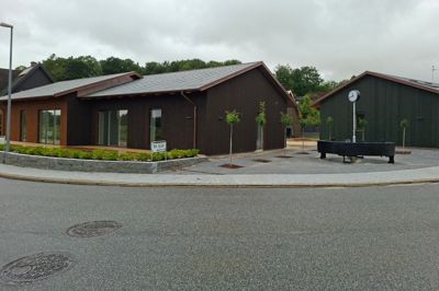 På grunden i svinget ud til vejen midt i byen er opstillet et gammeldags ur. Rundt om uret står det oprindelige springvand fra Silkeborg Langsø.