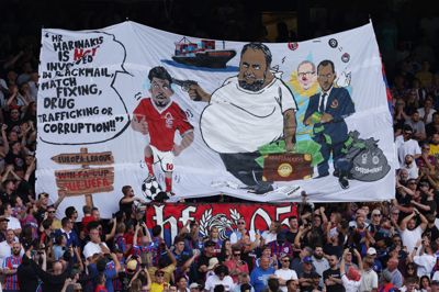 Crystal Palaces fans viste det kontroversielle banner af Nottingham Forest-ejere Evangelos Marinakis og spilleren Morgan Gibbs-White i august sidste år under en Premier League-kamp, der endte 1-1.