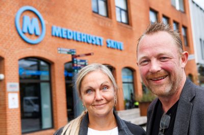 Der var glæde foran Mediehuset Skive, da det i august blev offentliggjort, at Radio Skive og Mediehuset Skive havde sluttet sig sammen. Fremover kører Pernille Frederiksen og Lars Bang Bertelsen ledelsesmæssigt parløb i Mediehuset Skive. Foto: Bo Lehm