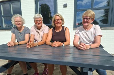 Anne-Marie Haaning Andersen (th), Mette Møller, Michelle Meldgaard og Mette Møller samlet ved herberget i Thorning efter dagens tur. Den femte deltager Ellen Keller tog en eftermiddagslur i sovesalen, da jeg var forbi.