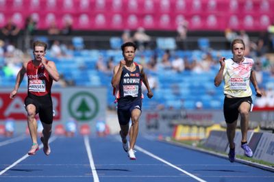 Simon Hansen (t.v.) løb sig sikkert videre til semifinalen i 100 meter ved EM i atletik. Han krydsede målstregen lige før norske Per Tinius Fremstad-Waldron (i.m.). Vinderen af heatet blev belgiske Emiel Botterman (t.h.).