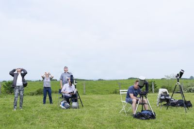 Vil man se direkte på Solen under en delvis solformørkelse onsdag, skal man huske formørkelsesbriller, hvis man vil undgå øjenskader. Billedet er fra en delvis solformørkelse over Brorfelde Observatorium nær Tølløse i 2021. (Foto: Claus Bech/Ritzau Scanpix)