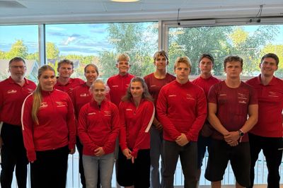 Bagerst fra venstre: Finn Pape (landstræner), Søren Rask Maretti (landstræner), Emily Bonney, Lukas Koue Hansen, Rasmus Klitte, Anton Kjærhus, Emil Skovsager (landstræner) Forrest fra venstre: Alberte Noe, Björk Hansen, Judit Sklanicz, Marcus Juul og Sebastian Rask