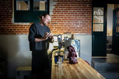 <p class="">Idéen til navnet »Krabat Kaffe« kom fra en gåtur på stranden med parrets ældste søn, der foreslog det, da en krabbe blev omtalt som en »krabat«. </p>
