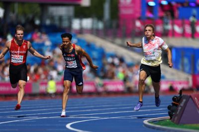 Simon Hansen (t.v.) løb sig tirsdag middag sikkert videre til semifinalen ved EM i Birmingham via en tredjeplads i sit indledende heat. Men den ambitiøse finaledrøm var han aldrig i nærheden af at indfri.