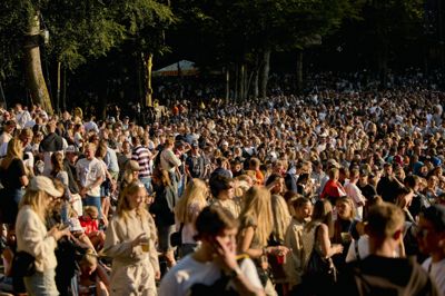 Mange mennesker ser hvert år koncerter ved Bøgescenerne på Smukfest. Eksperter peger på manglende barrierer som en sikkerhedsudfordring.