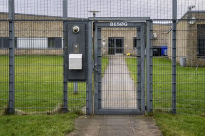 - Danmarks Fængsler er i en alvorlig situation med manglende bemanding og meget stort overbelæg, lyder det fra vicedirektør i Danmarks Fængsler Mik Grüning. Billedet er Enner Mark Fængsel i Horsens.