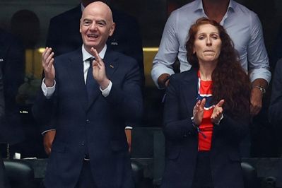 Gianni Infantino og Lise Klaveness ses her under 16.-delsfinalen ved VM tidligere i år. Klaveness har efterfølgende opfordret Infantino til at træde tilbage som Fifa-præsident.