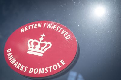Retten i Næstved har tirsdag idømt en 37-årig mand fængsel i tre år og ni måneder. Han dømmes for uagtsomt manddrab under særligt skærpende omstændigheder, som kategoriseres som vanvidskørsel.