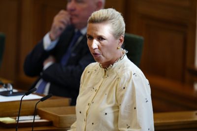 Statsminister Mette Frederiksen (S) afviser onsdag, at regeringen har planer om at sætte retsforbeholdet til folkeafstemning.