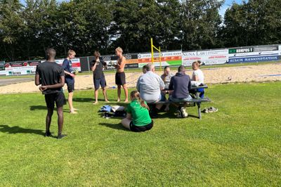Snak og grin sammen efter træning er en vigtig del af beachvolley i Aulum, som forleden åbnede sin nye bane.