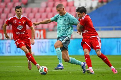 Andreas Cornelius (i midten) håber på en sæson uden skader, hvor han som minimum runder et tocifret antal scoringer for FC København.
