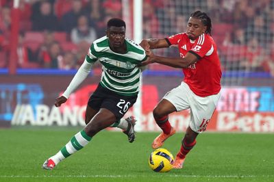 Det tidligere FCM-talent Ousmane Diomande (t.v.) har spillet sin sidste kamp for Sporting CP. Han er solgt for 300 millioner kroner til Nottingham Forest. På billedet er han i duel med Benficas Leandro Barreiro.