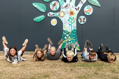 3,2,1 - flyyyyv! Avisen havde taget en usynlig fantasi-tidsmaskine med, som vi bad eleverne rejse ind i for at besøge både fortidens og fremtidens folkeskole. Fra venstre ses Anna Robek Madsen, Silke Vestergaard Lind, Sommer Poder Nielsen, Max Guldbrand Lindhardt, Adam Juul Bang og Sylvester Duelund Søndergård.
