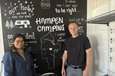 Ejerne af Hampen Camping, ægteparret Naree og Leif Henriksen, har fundet sig til rette på campingpladsen, som de overtog for to år siden.
