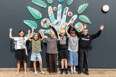 Anna Bobek Madsen, Silke Vestergaard Lind, Sommer Poder Nielsen, Max Guldbrand Lindhardt, Adam Juul Bang og Sylvester Duelund Søndergård jubler over livet som elever på Dalgasskolen anno 2026 efter at have været både en tur i fortiden og i fremtiden.