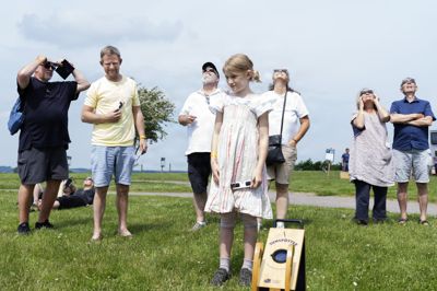 Solformørkelsen begynder herhjemme lidt efter klokken 19 og slutter kort før klokken 21. Den vil toppe omkring klokken 20.01 til 20.05.