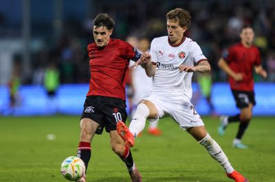 Valdemar Byskov scorede et fænomenalt mål direkte på frispark i sidste uges opgør mod Bohemians og anfører Dawson Devoy.