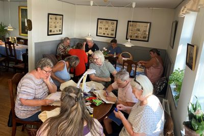 På onsdagens Store Broderidag lod man lyngen blomstre med nål og tråd. Der blev arbejdet med design inspireret af de lyngblomster, der pryder vesten, der hænger i museets udstilling.