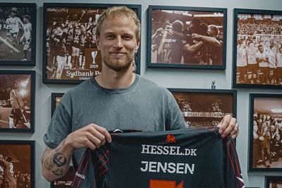 Magnus Jensen viser stolt sin nye trøje frem efter skiftet. Den 29-årige midterforsvarer har indgået en treårig kontrakt med FC Midtjylland.