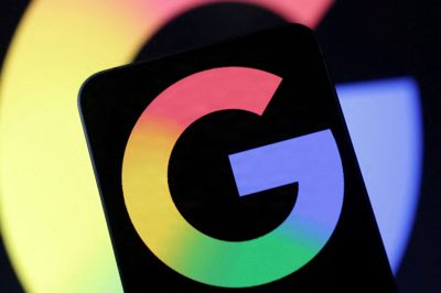 En illustration af Googles logo på en telefon. Natten til torsdag præsenterer techgiganten den nye Pixel 11-serie med fire nye telefoner.