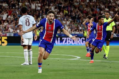 Khvicha Kvaratskhelia åbnede målscoringer i Super Cup-finalen, hvor Champions League-vinderen PSG nedlagde Europa League-vinderen Aston Villa.