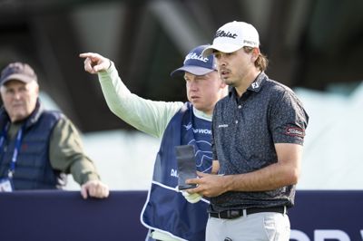 Jacob Skov Olesen konfererer med sin caddie i forbindelse med forberedelsen til DP World Tour-turneringen Danish Golf Championship i Kerteminde.