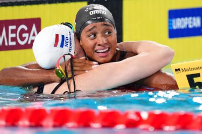 Sara Curtis ser med vantro op på resultattavlen, efter at hun har slået verdensrekorden i 50 meter ryg eftertrykkeligt.