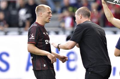 Mike Tullberg instruerer sit nye valg som anfører i FC Midtjylland, hjemvendte Rasmus Nissen Kristensen.