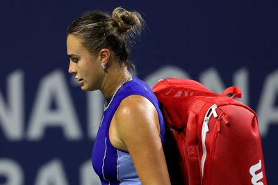 En skuffet Aryna Sabalenka forlader banen den 8. august efter et nederlag og tidligt exit i Toronto. Nu ser hun frem mod turneringen i Cincinnati.
