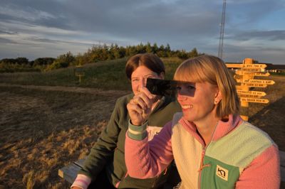 De to veninder Maja Vad Mortensen (t.v.) og Annette Blaabjerg Andersen var onsdag aften fulgtes ad til parkeringspladsen ved Højbovej for at se solformørkelse sammen. De brugte et svejseglas, som bærer en helt særlig historie med sig.