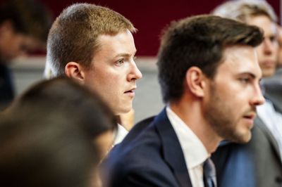 Både Mikkel Bjørn og Malte Larsen fra Danske Folkeparti er til stede under førstebehandlingen af et nyt lovforslag, der skal gøre det lettere for danske virksomheder at få udenlandsk arbejdskraft. Begge udtrykker bekymring for, hvad det vil betyde for muslimsk indvandring til Danmark.