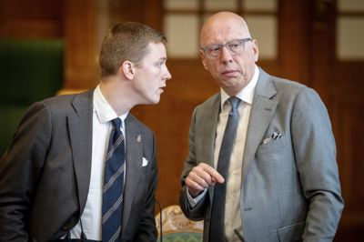 DF-gruppeformand Alex Ahrendtsen (th.) ses her onsdag under hasteforespørgslen i Folketinget om blandt andet situationen ved Ceuta. Torsdag var manglende tilstedeværelse fra DF-folketingsmedlemmer med til at sikre regeringen et overraskende flertal i en afstemning i samme anledning.