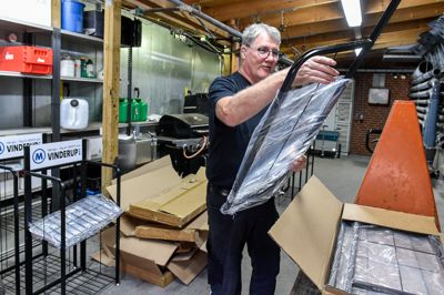 John Rusbjerg Pedersen fra Samdi i Skive vil ikke risikere, at de nye avisstativer bryder sammen under vægten, når han afleverer det første bundt Vinderup Nyt på 13 afhentningssteder, så han har selv samlet dem alle sammen, uden at der var en skrue til overs, da han var færdig.