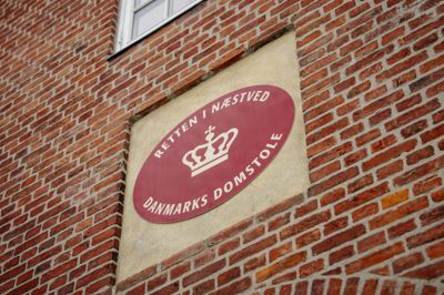 Torsdag begyndte en retssag mod en 46-årig kvinde og en 44-årig mand i Retten i Næstved. De er begge tiltalt for drab på en ældre kvinde i Holme-Olstrup i februar sidste år.