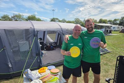 De to venner Alexander Madsen (t.v.) og Jens Kastberg Thomassen har slået deres villatelt i campen ved Vorgod-Barde Skole. For dem er Danish Discgolf Experience som at tage på festival, hvor musikken bare er skiftet ud med discgolf. De er der mest for hyggens skyld