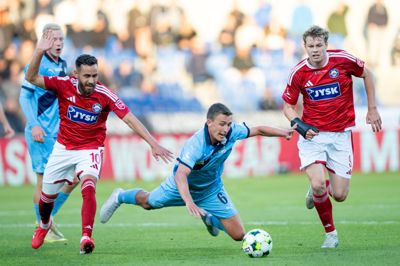 Alexander Simmelhack (t.h.) blev indskiftet i det 79. minut i sæsonpremieren mod Randers FC. Det er hans hidtil længste indhop i denne sæson. Dermed trækker det op til et muligt klubskifte for SIF-angriberen, der har kontraktudløb med udgangen af 2028.
