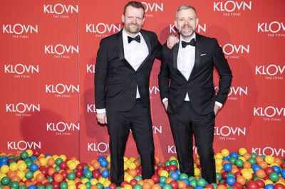 Skaberne bag publikumshittet »Klovn«, Casper Christensen og Frank Hvam, på den røde løber til gallapremieren på filmen »Klovn the Final« i Bremen Teater i 2020. I august hyldes de to komikeres tv-serie med en udstilling, der vil være gratis for interesserede.