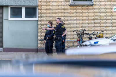 Hunde og betjente leder efter spor ved gerningssted efter knivstikkeri.